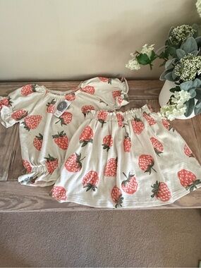 Gap Two Piece Strawberry 🍓 Top & Skort Set  🆕